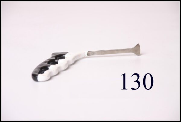 #130- 3.5″ Long Whale Tail with 3/4″ Spade